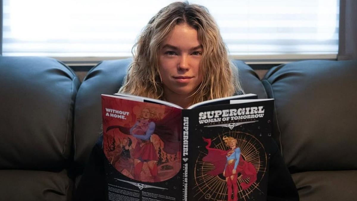 Supergirl ganha primeiro pôster oficial e promete abordagem mais sombria no DCU