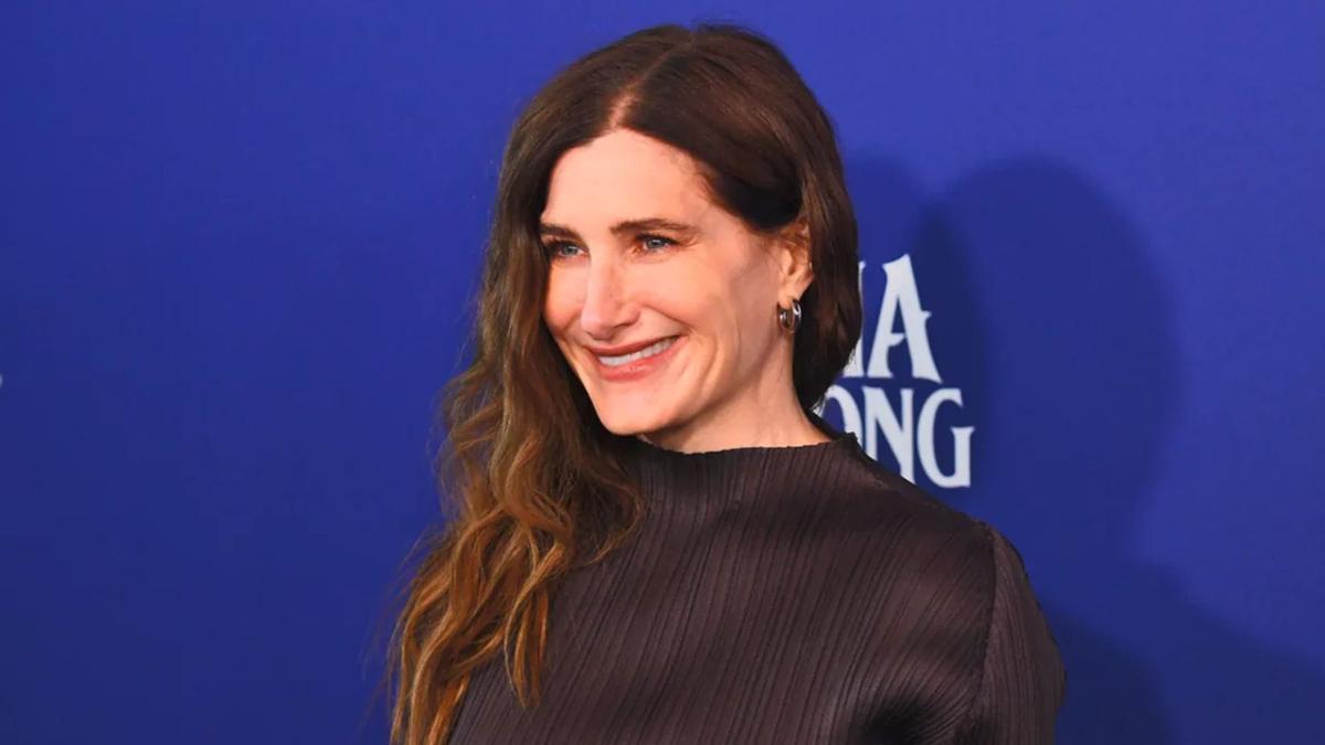 Kathryn Hahn negocia papel de Mãe Gothel no live-action de Enrolados