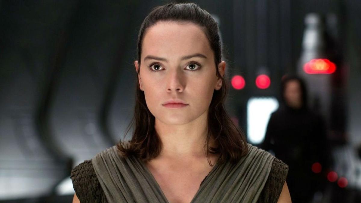 Daisy Ridley garante que filme solo de Rey em Star Wars “valerá a espera”
